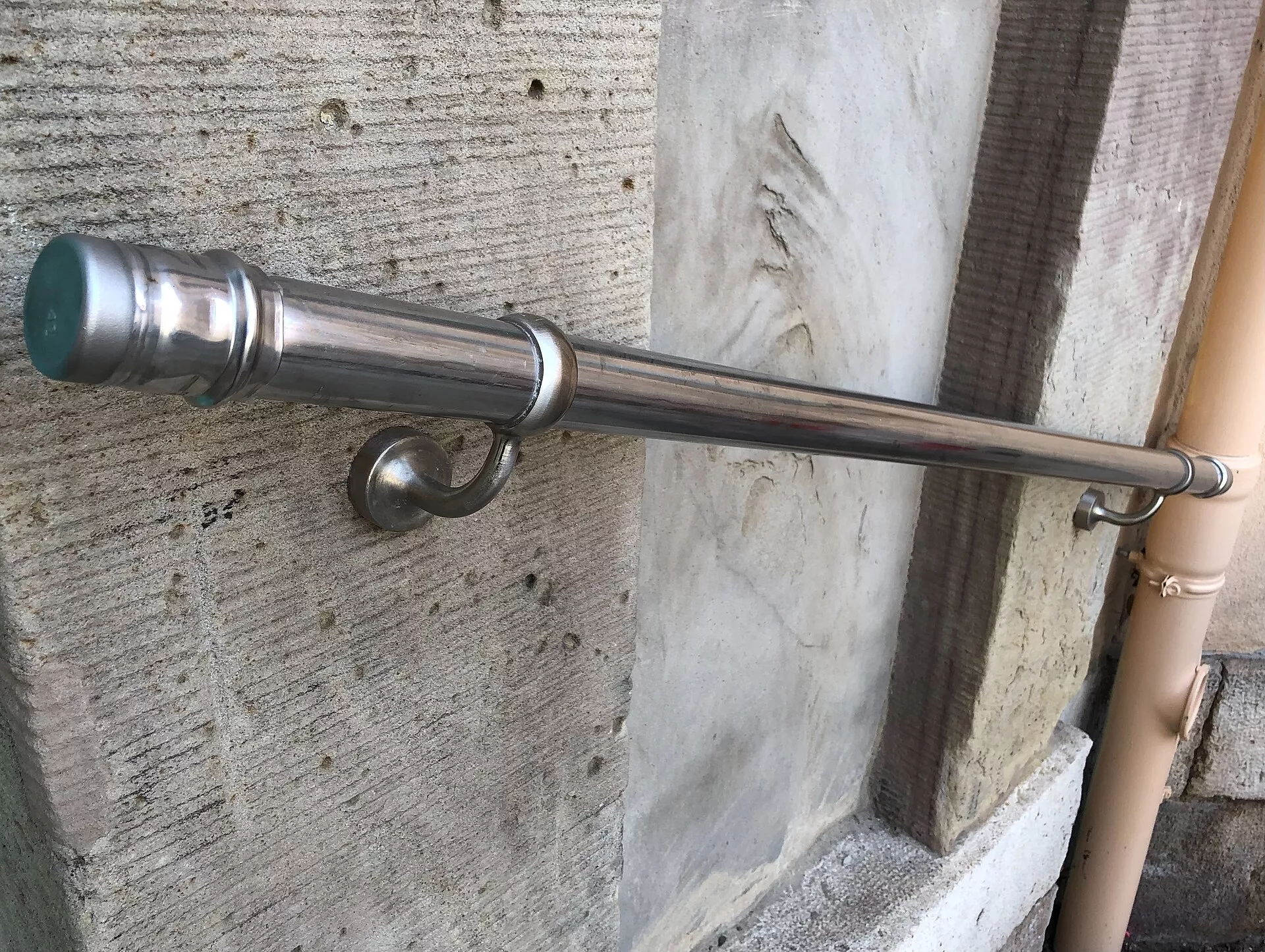 Tay vịn inox gắn tường